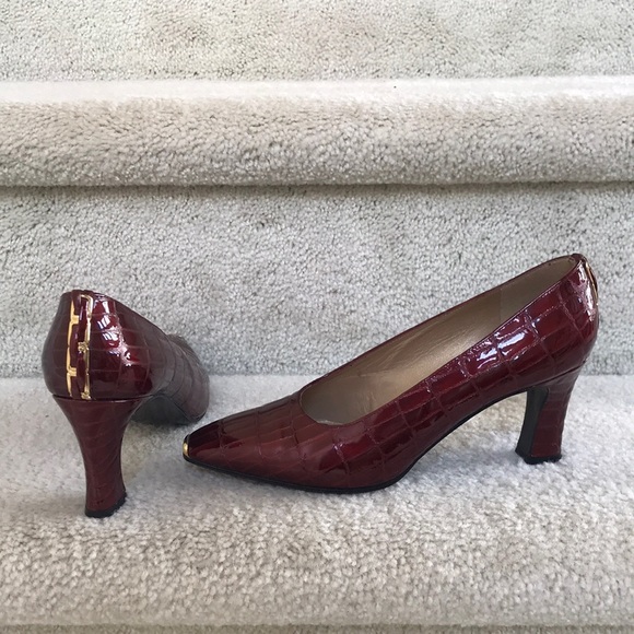 Rare Vintage Stuart Weitzman Crocodile Patent Leather Pumps with Gold Accents - Picture 1 of 17